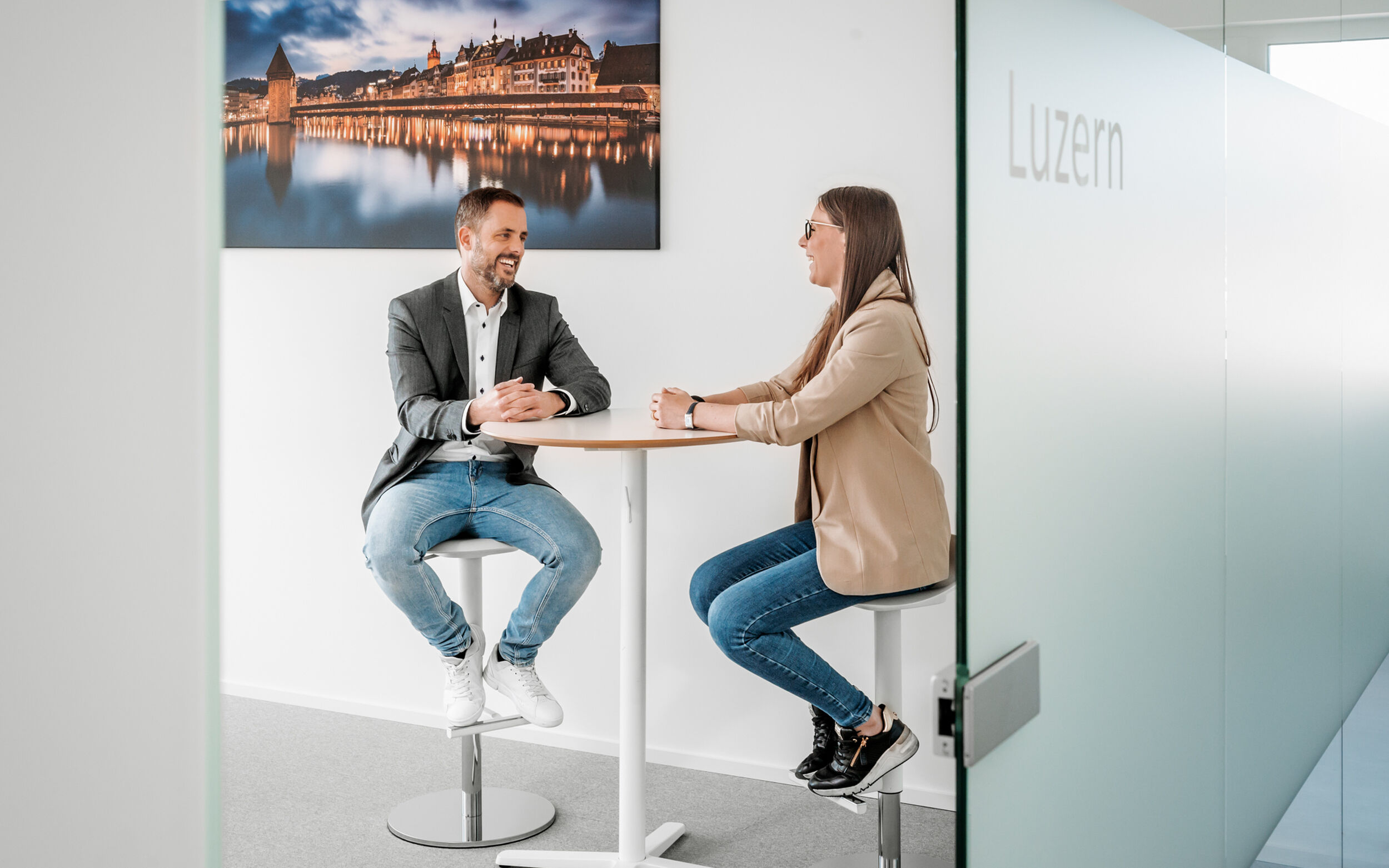 People talking happily at Oniko Personalverleih